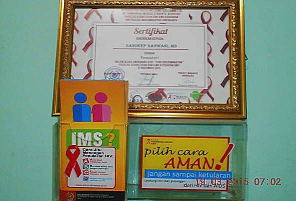 Sebagai sebuah komitmen terhadap visi lembaganya, Kebaya juga menempelkan beberapa poster berkaitan dengan HIV/AIDS, anjuran meminum vitamin, serta menyediakan pamflet tentang penyakit menular dan kesehatan reproduksi.