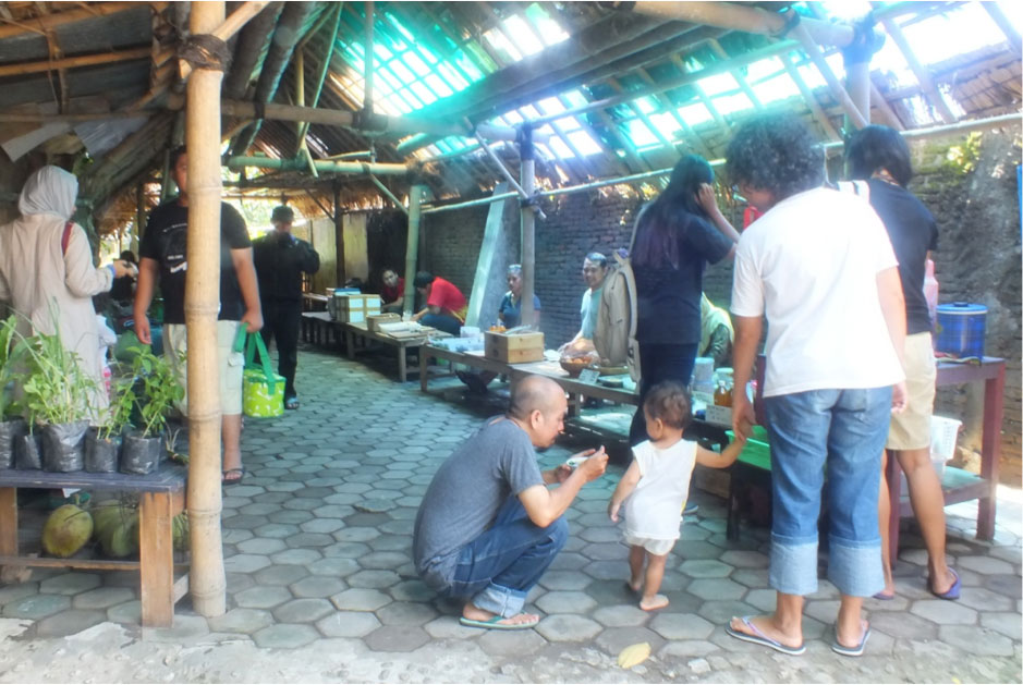Suasana di Pasar Milas, Sabtu (2/4). Pada hari Sabtu, pengunjung pasar kerap kali adalah keluarga yang berakhir pekan.