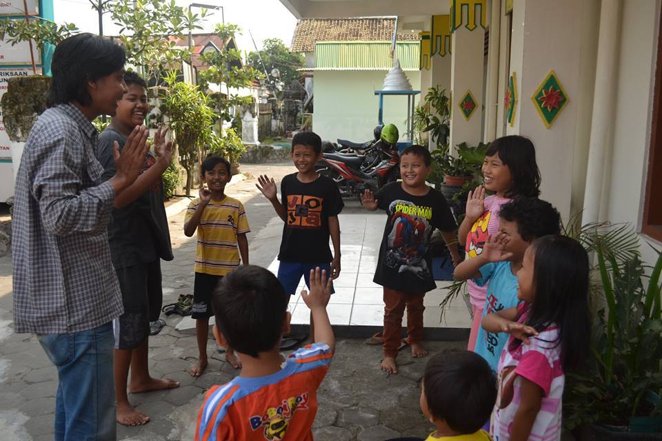 Sudah 16 tahun Anak Wayang Indonesia mendampingi anak-anak kampung di Yogyakarta. Melalui media seni, AWI mengemas kegiatan pendidikan dengan cara yang menyenangkan.