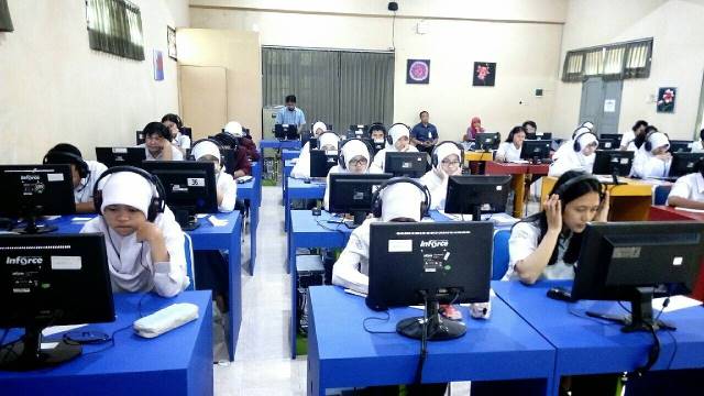 SMA Negeri 3 Yogyakarta mengadakan tiga sesi ujian pada Ujian Nasional Berbasis Komputer (4-13 April) lalu. Ujian berjalan lancar tanpa ada kendala server maupun gangguan listrik. 