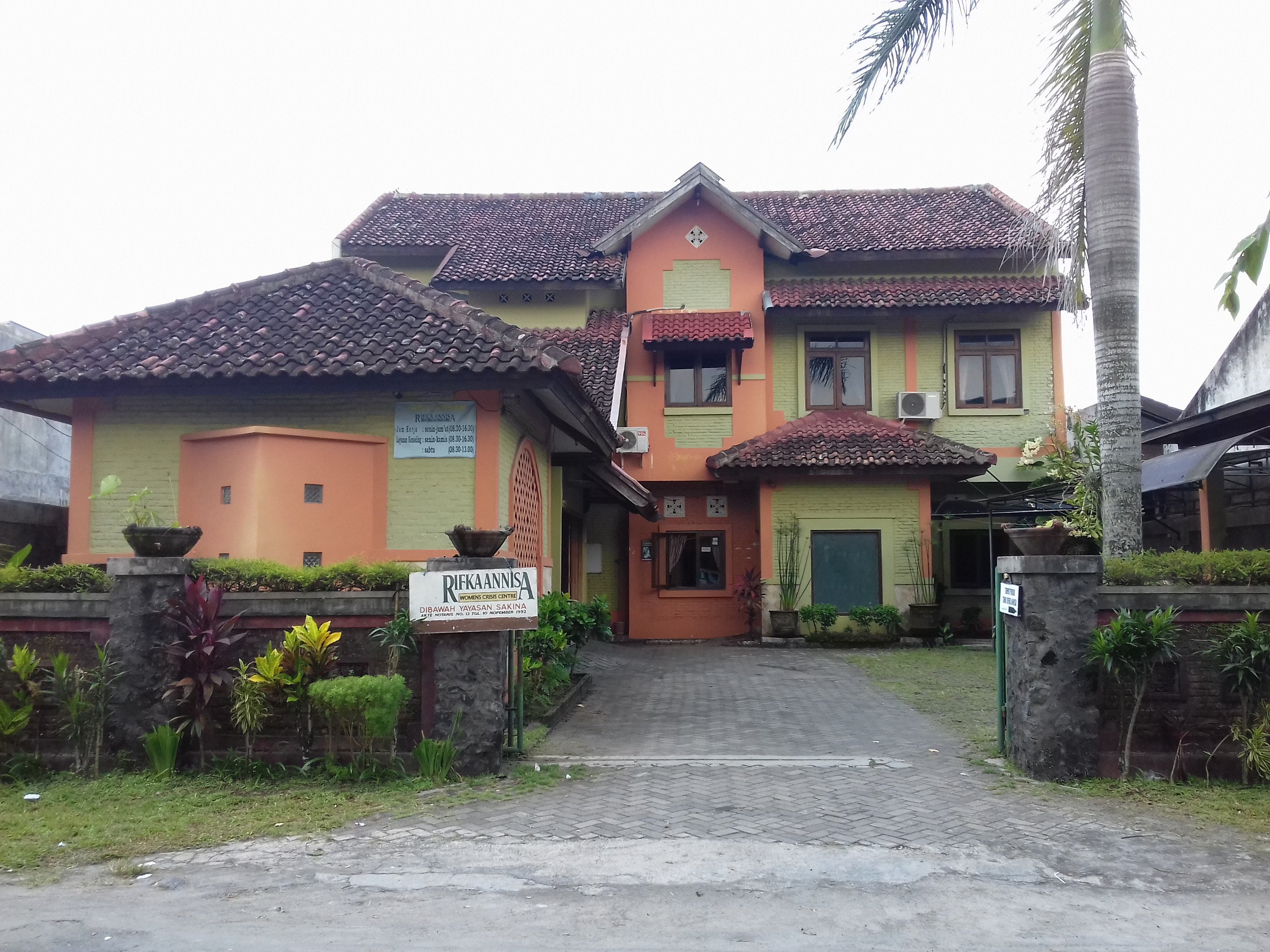Kantor pusat Rifka Annisa WCC yang terletak di Jl. Jambon 4 No. 69A, Kricak, Tegalrejo. Kantor yang berbentuk rumah ini bertujuan untuk menimbulkan kenyamanan baik bagi karyawan maupun klien.
