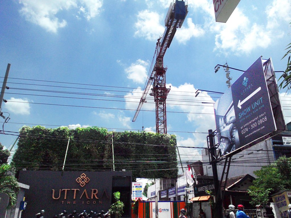 Pembangunan apartemen Uttara tahap awal dibantu dengan crane tower.