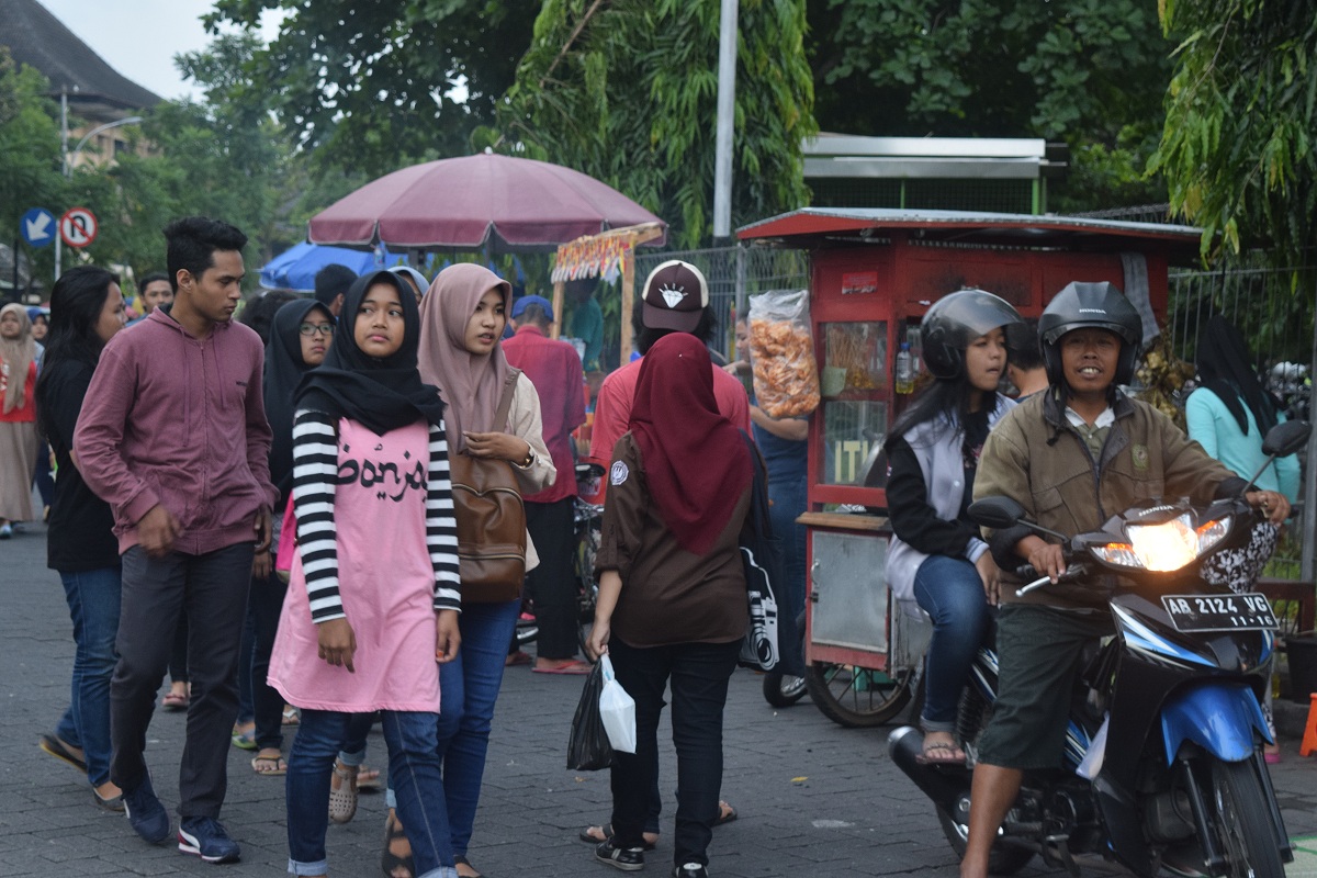Ruas Jalan Olahraga, Selasa (7/6), dipadati oleh warga Yogyakarta yang mencari kudapan untuk berbuka puasa.